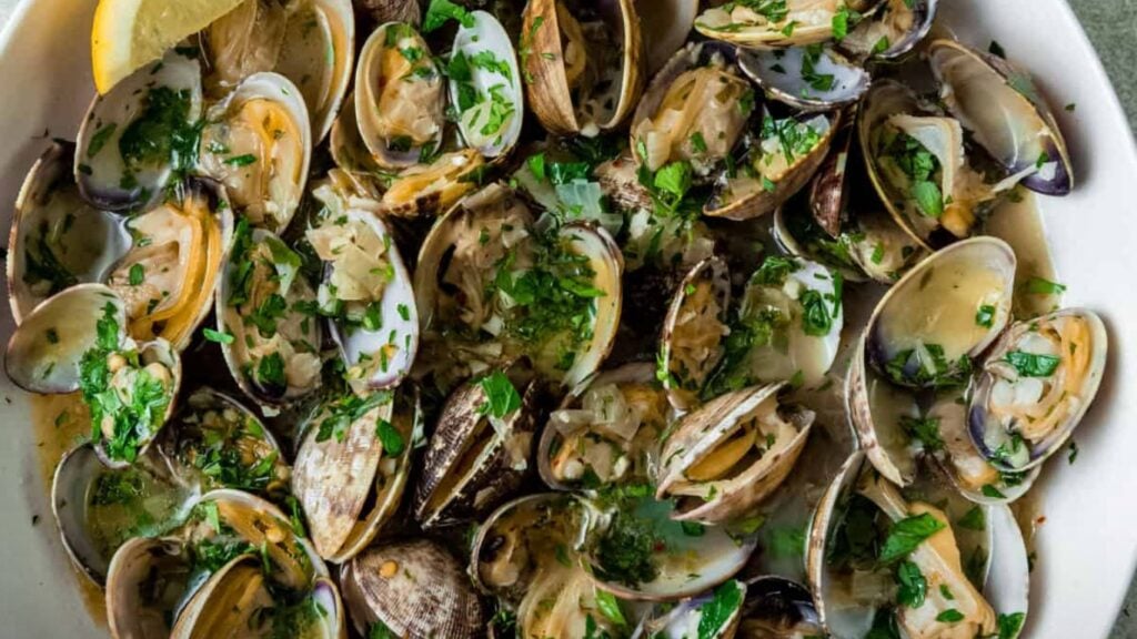 Steamed Clams with White Wine and Garlic